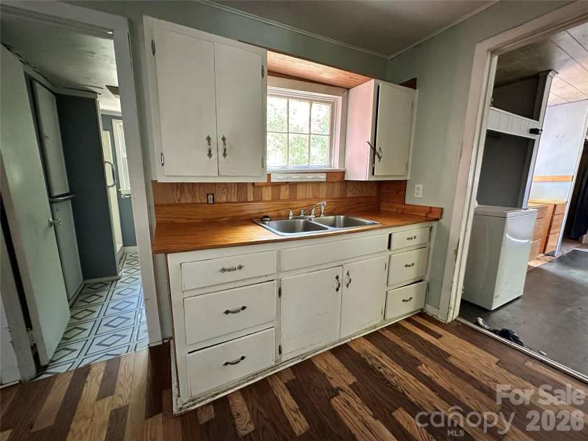 36 Range Road, Etowah, NC 28729.  MLS# CAR4390019, YatesRealty ID 27953. Kitchen