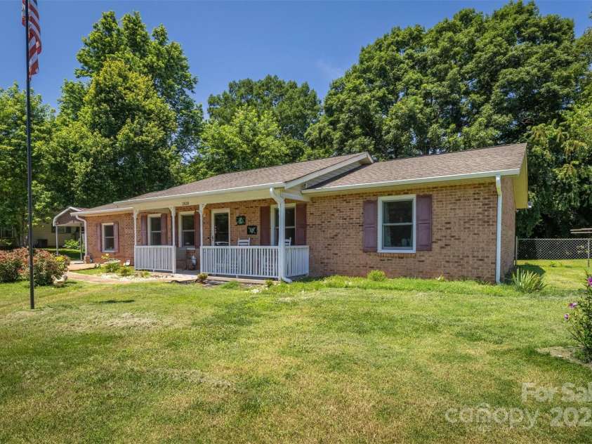 2526 Ashford Drive, Newton, NC 28658.  MLS# CAR4274120, YatesRealty ID 27954. 