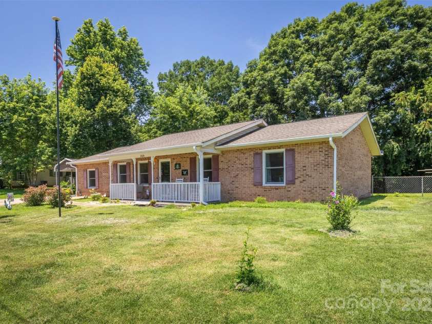 2526 Ashford Drive, Newton, NC 28658.  MLS# CAR4274120, YatesRealty ID 27954. 