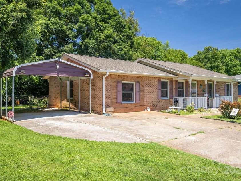 2526 Ashford Drive, Newton, NC 28658.  MLS# CAR4274120, YatesRealty ID 27954. 