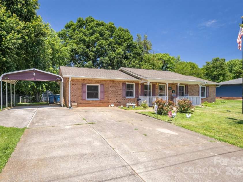 2526 Ashford Drive, Newton, NC 28658.  MLS# CAR4274120, YatesRealty ID 27954. 