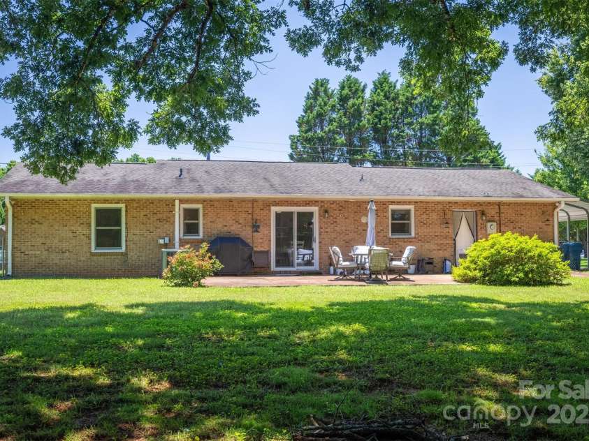 2526 Ashford Drive, Newton, NC 28658.  MLS# CAR4274120, YatesRealty ID 27954. 