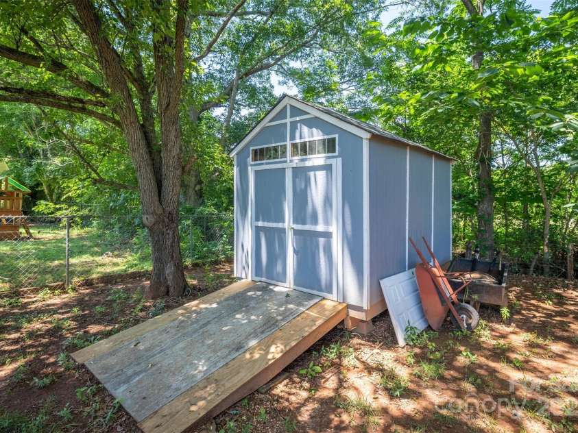 2526 Ashford Drive, Newton, NC 28658.  MLS# CAR4274120, YatesRealty ID 27954. 