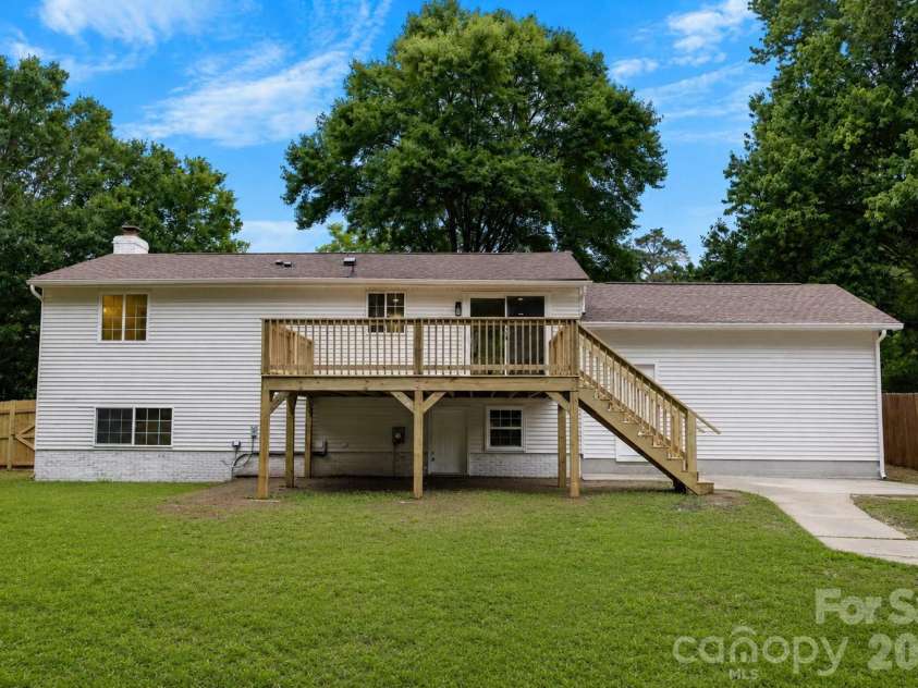 5903 Carpenter Drive, Charlotte, NC 28226.  MLS# CAR4388305, YatesRealty ID 27954. Huge fenced in backyard. *grass has been digitally enhanced. 