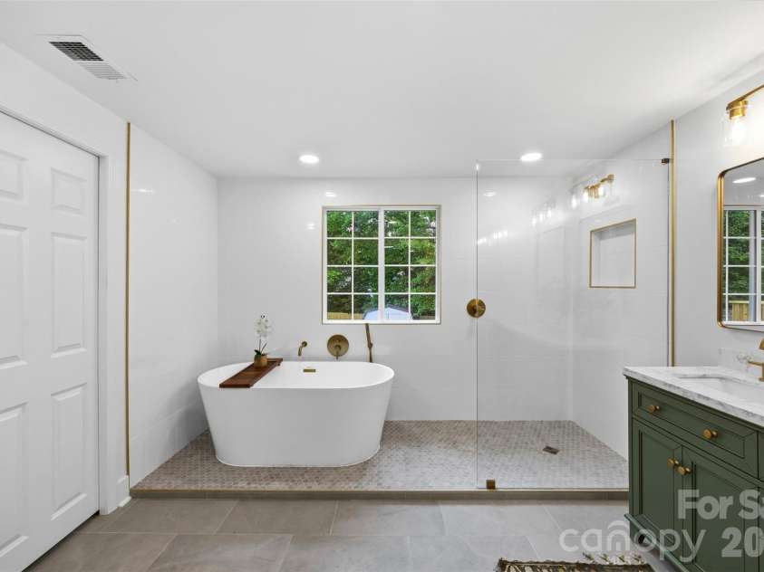 5903 Carpenter Drive, Charlotte, NC 28226.  MLS# CAR4388305, YatesRealty ID 27954. Spacious ensuite bathroom.