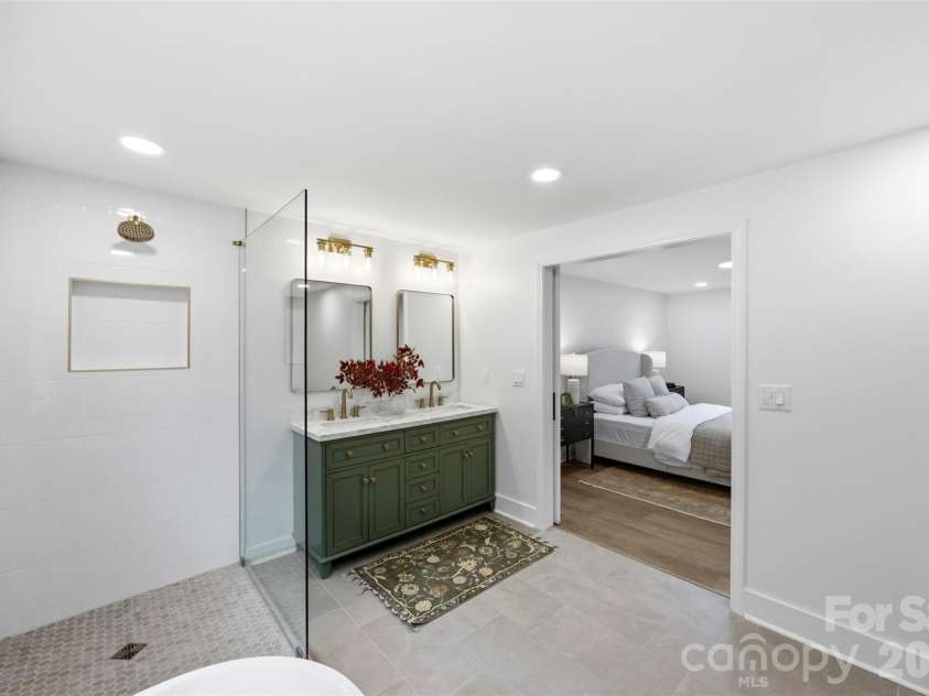 5903 Carpenter Drive, Charlotte, NC 28226.  MLS# CAR4388305, YatesRealty ID 27954. Spacious ensuite bathroom.