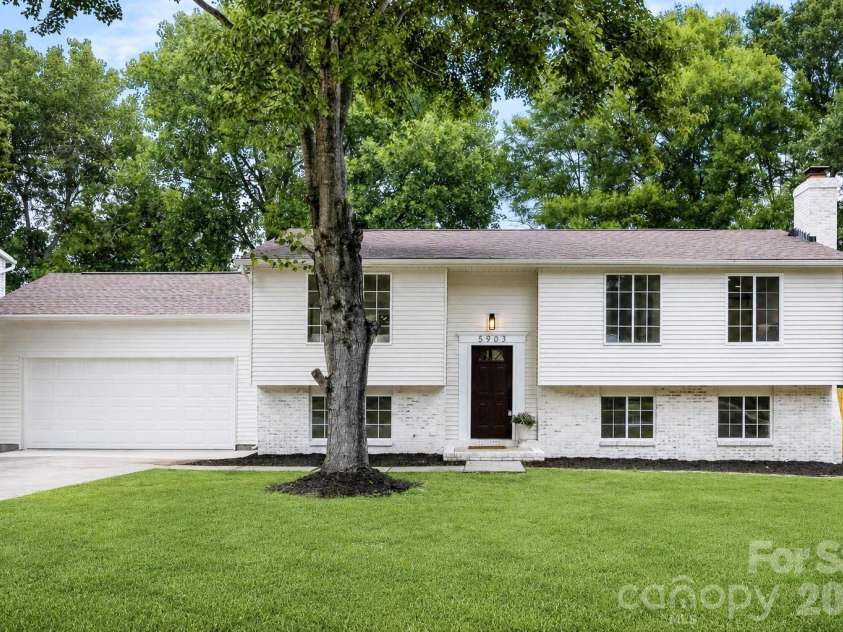 5903 Carpenter Drive, Charlotte, NC 28226.  MLS# CAR4388305, YatesRealty ID 27954. Welcome Home! *grass has been digitally enhanced