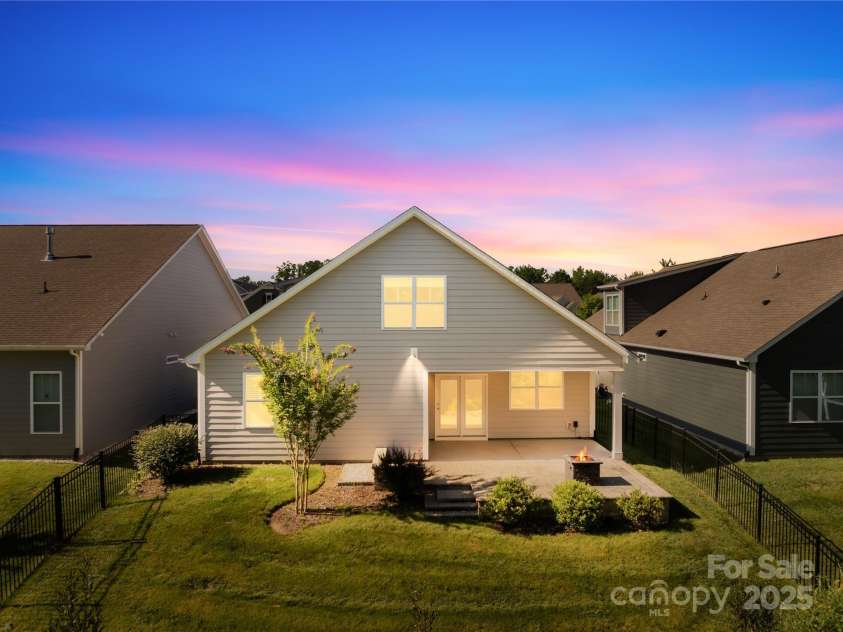 201 Hanks Bluff Drive, Mooresville, NC 28117.  MLS# CAR4273900, YatesRealty ID 27955. 