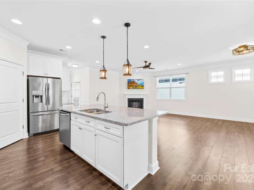 201 Hanks Bluff Drive, Mooresville, NC 28117.  MLS# CAR4273900, YatesRealty ID 27955. Large kitchen island