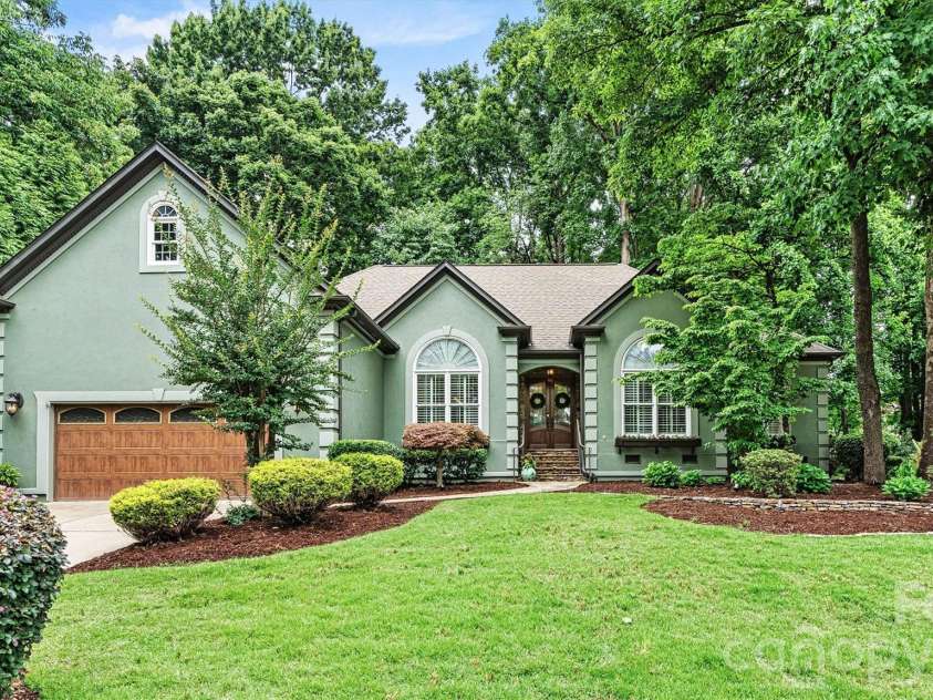 5028 Foxbriar Trail, Charlotte, NC 28269.  MLS# CAR4380862, YatesRealty ID 27956. 5028 Foxbriar Trail