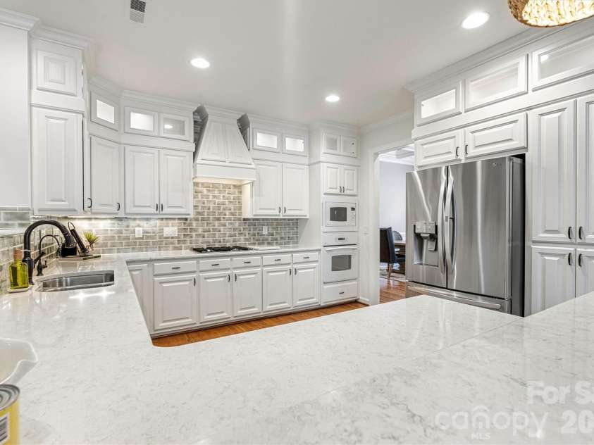5028 Foxbriar Trail, Charlotte, NC 28269.  MLS# CAR4380862, YatesRealty ID 27956. Custom Range Hood