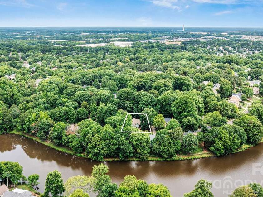 5028 Foxbriar Trail, Charlotte, NC 28269.  MLS# CAR4380862, YatesRealty ID 27956. Davis Lake