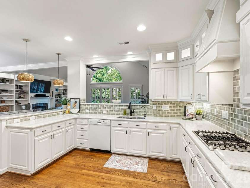 5028 Foxbriar Trail, Charlotte, NC 28269.  MLS# CAR4380862, YatesRealty ID 27956. Kitchen