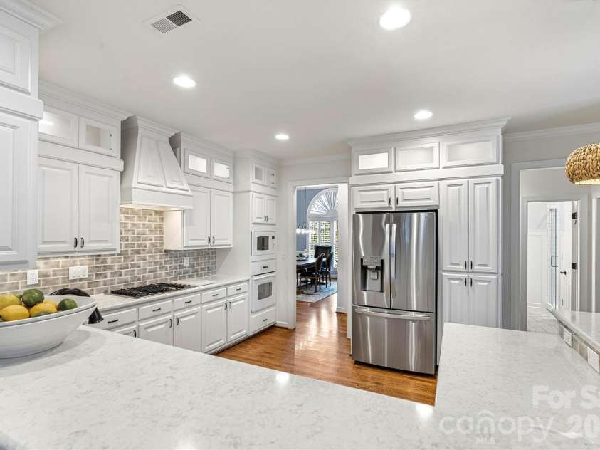 5028 Foxbriar Trail, Charlotte, NC 28269.  MLS# CAR4380862, YatesRealty ID 27956. Quartz Counters, breakfast bar