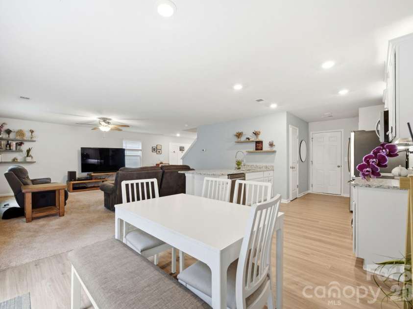 565 Hawley Street, Charlotte, NC 28214.  MLS# CAR4389951, YatesRealty ID 27957. 