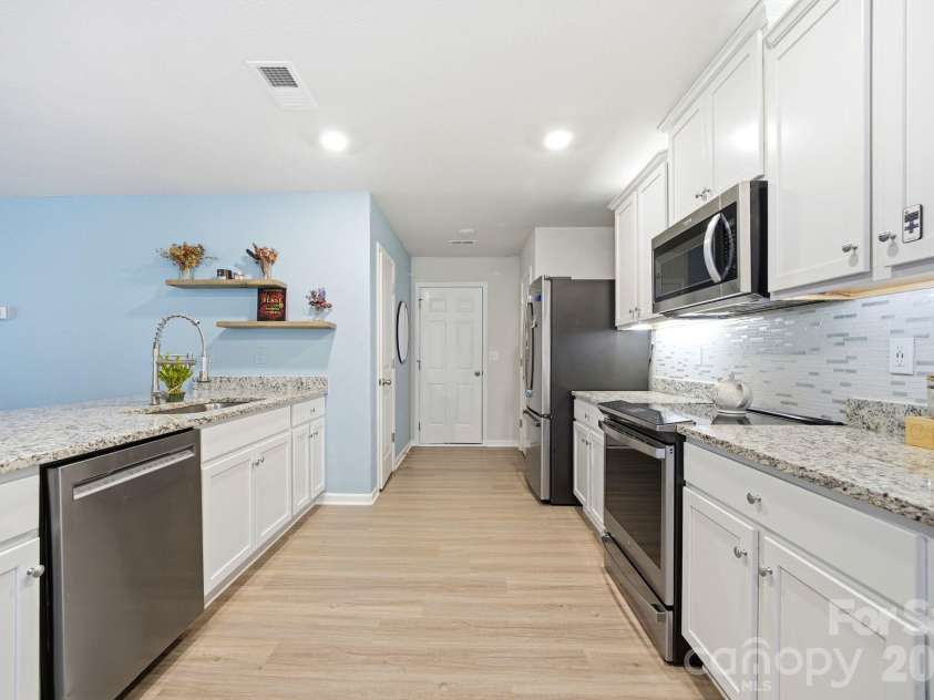 565 Hawley Street, Charlotte, NC 28214.  MLS# CAR4389951, YatesRealty ID 27957. 