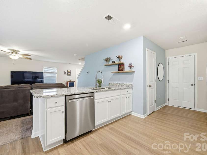 565 Hawley Street, Charlotte, NC 28214.  MLS# CAR4389951, YatesRealty ID 27957. 