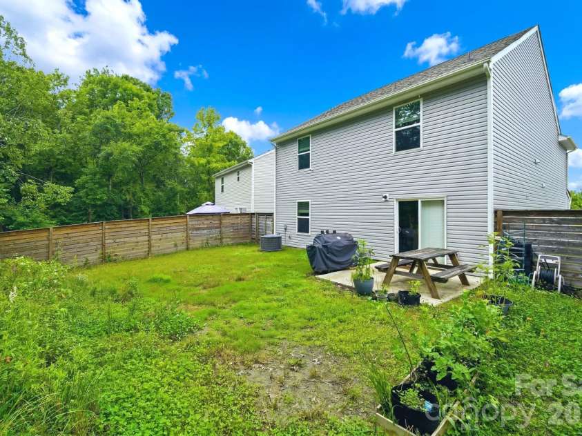 565 Hawley Street, Charlotte, NC 28214.  MLS# CAR4389951, YatesRealty ID 27957. 