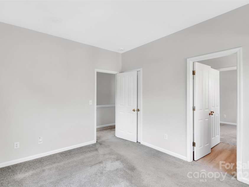 1821 Ethel Guest Lane, Charlotte, NC 28206.  MLS# CAR4276881, YatesRealty ID 27963. Peep that Jack and Jill bathroom on the right!
