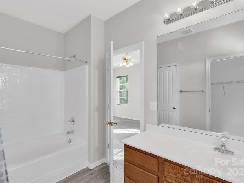 1821 Ethel Guest Lane, Charlotte, NC 28206.  MLS# CAR4276881, YatesRealty ID 27963. Spacious primary ensuite with a large garden tub