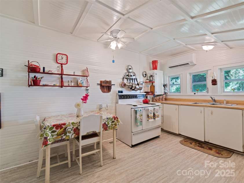 556 Crawford Cemetery Road, Sylva, NC 28779.  MLS# CAR4281056, YatesRealty ID 27964. 