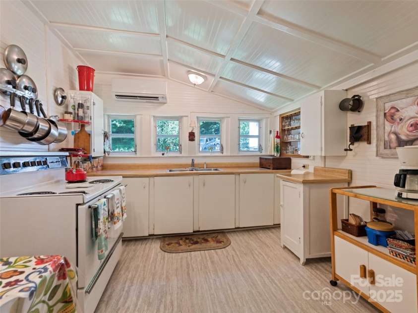 556 Crawford Cemetery Road, Sylva, NC 28779.  MLS# CAR4281056, YatesRealty ID 27964. 