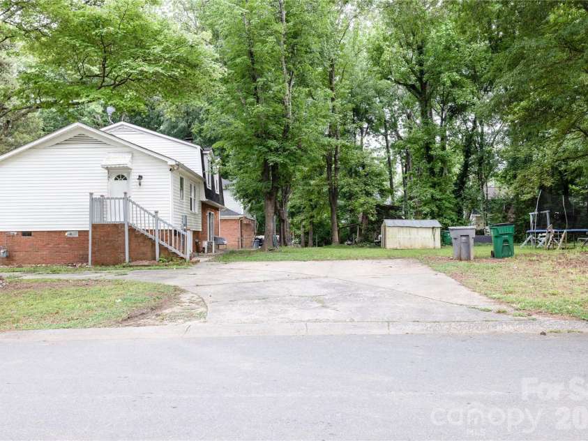 2545 Cedarwild Road, Charlotte, NC 28212.  MLS# CAR4383741, YatesRealty ID 27967. Drive way