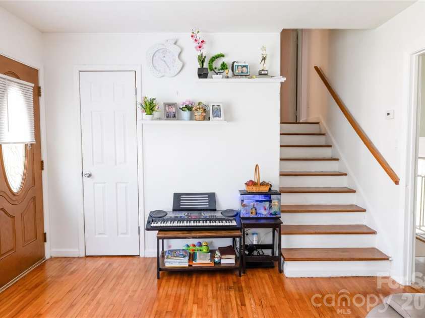 2545 Cedarwild Road, Charlotte, NC 28212.  MLS# CAR4383741, YatesRealty ID 27967. Entry