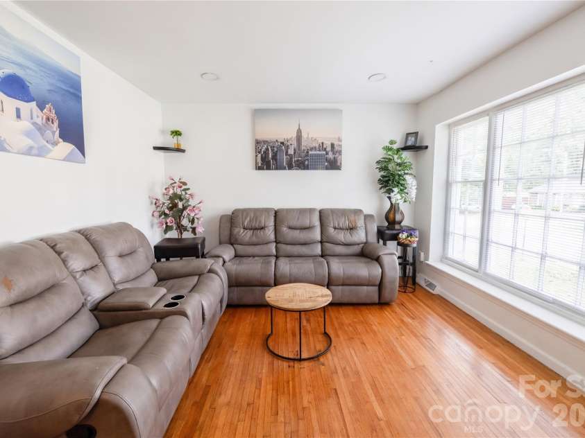 2545 Cedarwild Road, Charlotte, NC 28212.  MLS# CAR4383741, YatesRealty ID 27967. Living room