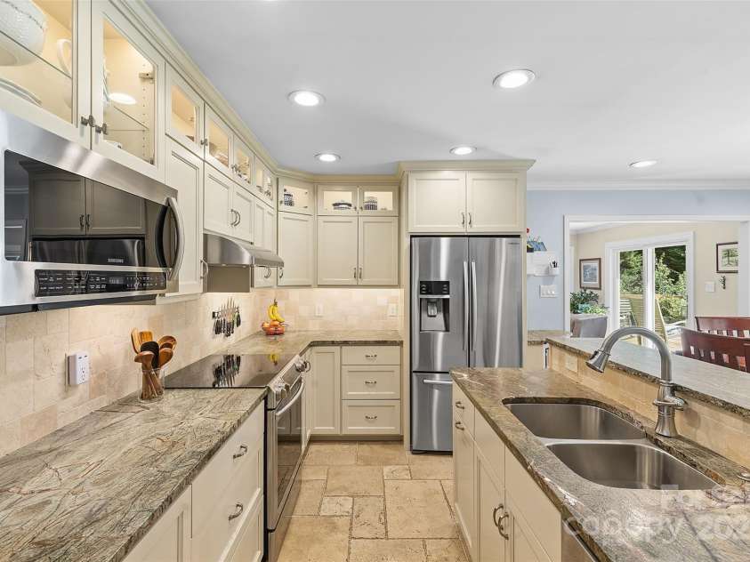 2948 Stoneybrook Drive, Fort Mill, SC 29708.  MLS# CAR4281354, YatesRealty ID 27967. Kitchen