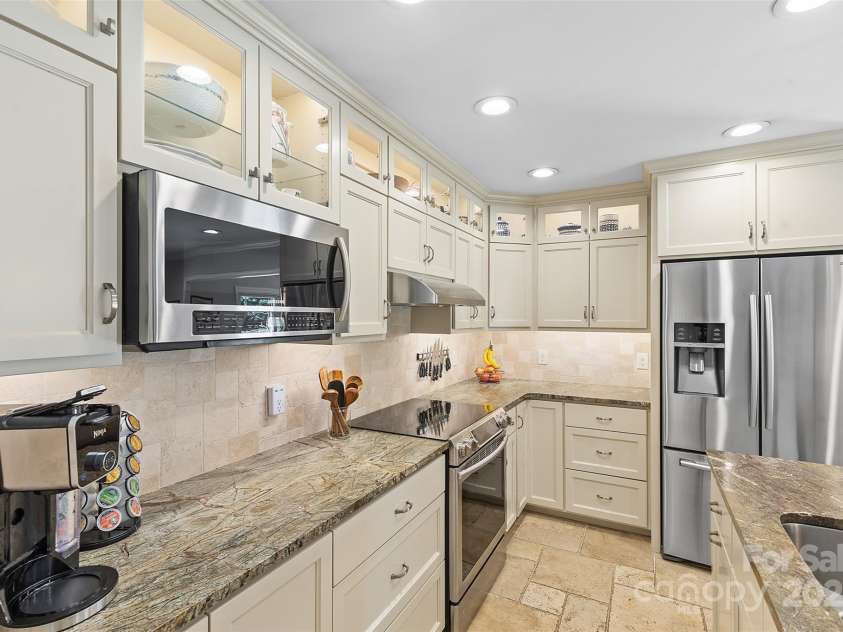 2948 Stoneybrook Drive, Fort Mill, SC 29708.  MLS# CAR4281354, YatesRealty ID 27967. Updated Kitchen