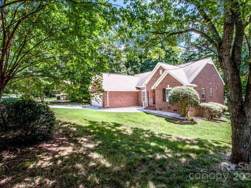 135 Woodstork Cove Drive, Mooresville, NC 28117.  MLS# CAR4282213, YatesRealty ID 27968. Large manicured lawn.