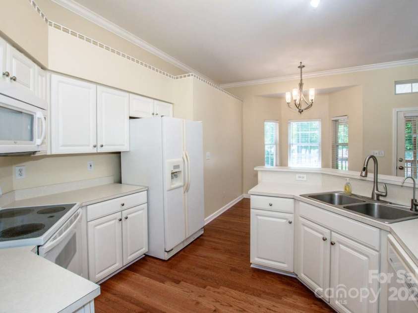 135 Woodstork Cove Drive, Mooresville, NC 28117.  MLS# CAR4282213, YatesRealty ID 27968. Lots of cabinetry and counter space.