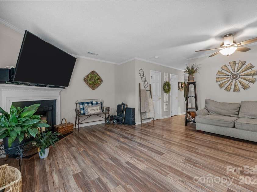 4601 Lawndale Drive, Greensboro, NC 27455.  MLS# CAR4280749, YatesRealty ID 27969. 