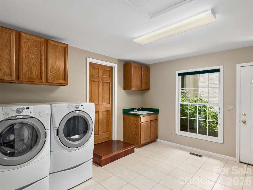 608 Upper Sondley Drive, Asheville, NC 28805.  MLS# CAR4283566, YatesRealty ID 2797. 