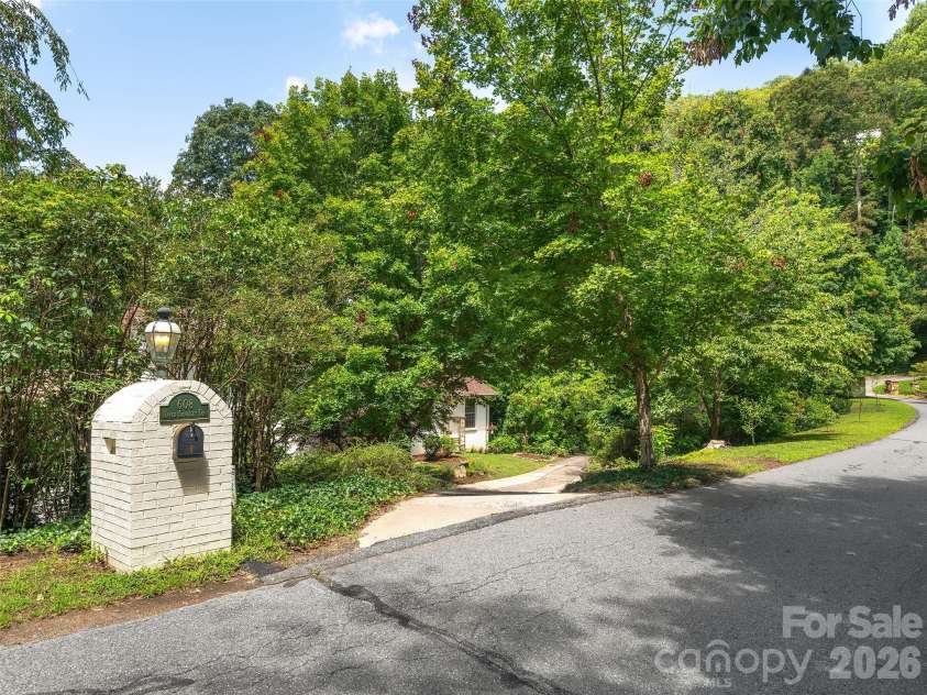 608 Upper Sondley Drive, Asheville, NC 28805.  MLS# CAR4283566, YatesRealty ID 2797. 