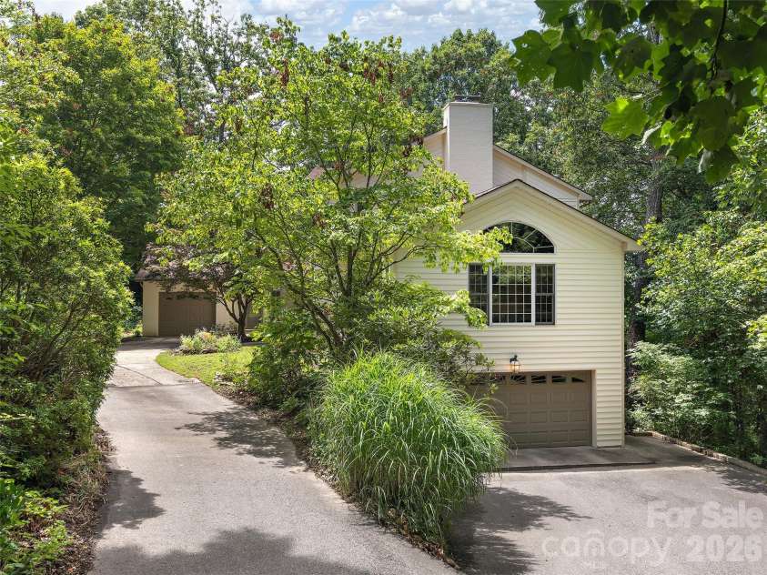 608 Upper Sondley Drive, Asheville, NC 28805.  MLS# CAR4283566, YatesRealty ID 2797. 
