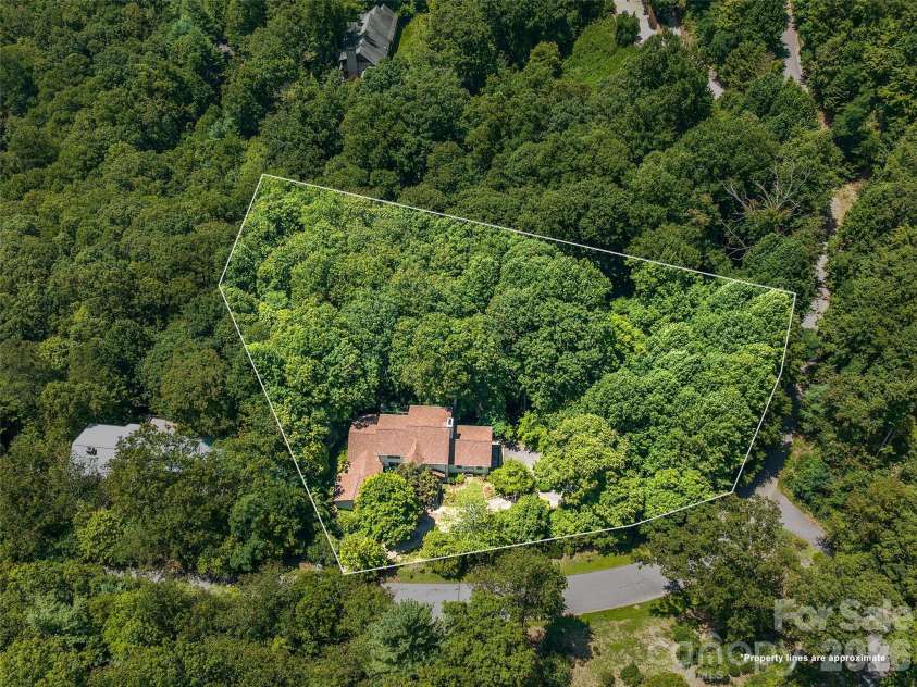 608 Upper Sondley Drive, Asheville, NC 28805.  MLS# CAR4283566, YatesRealty ID 2797. 
