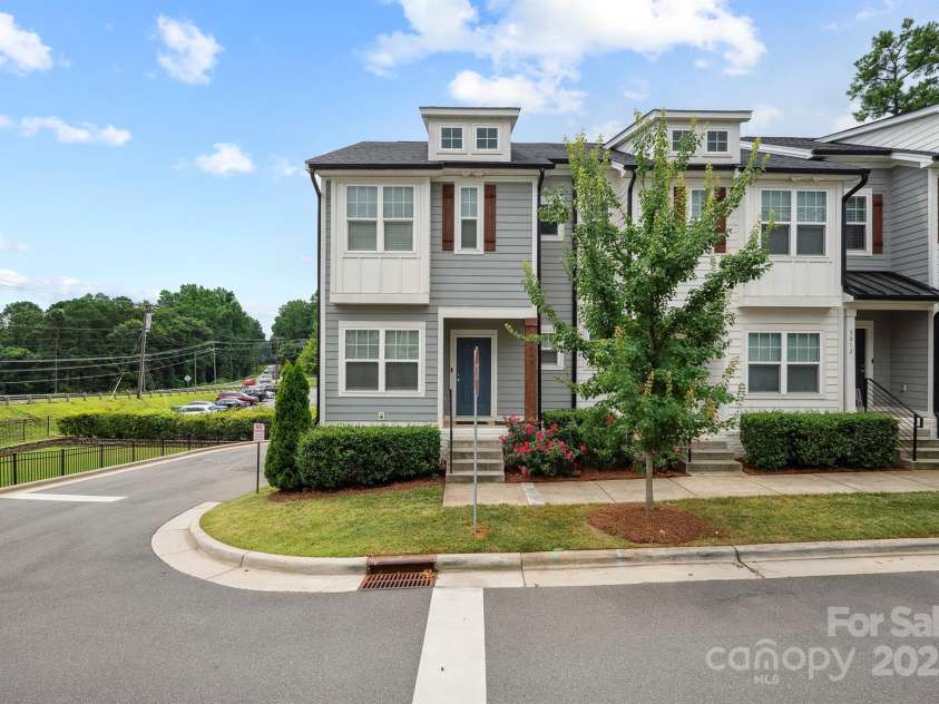 5020 Belmont Crossing Drive, Belmont, NC 28012.  MLS# CAR4277475, YatesRealty ID 27970. End Unit Townhouse