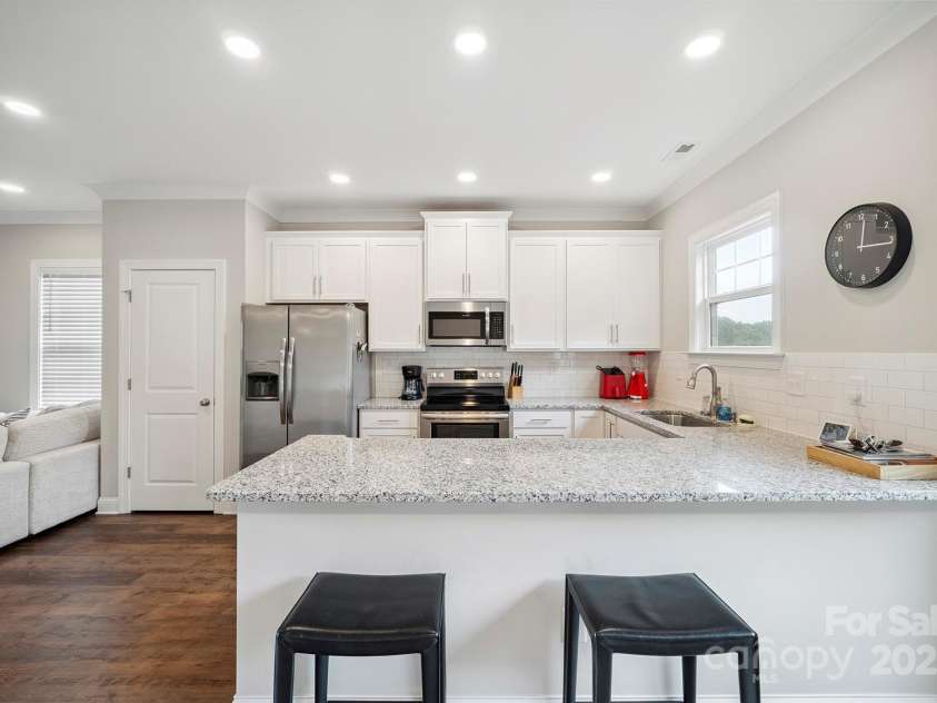 5020 Belmont Crossing Drive, Belmont, NC 28012.  MLS# CAR4277475, YatesRealty ID 27970. Kitchen with Breakfast Bar