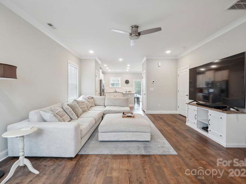 5020 Belmont Crossing Drive, Belmont, NC 28012.  MLS# CAR4277475, YatesRealty ID 27970. Spacious Open Floor Plan