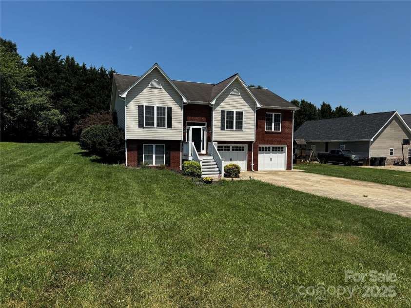 147 Freshfield Drive, Hudson, NC 28638.  MLS# CAR4281353, YatesRealty ID 27972. 