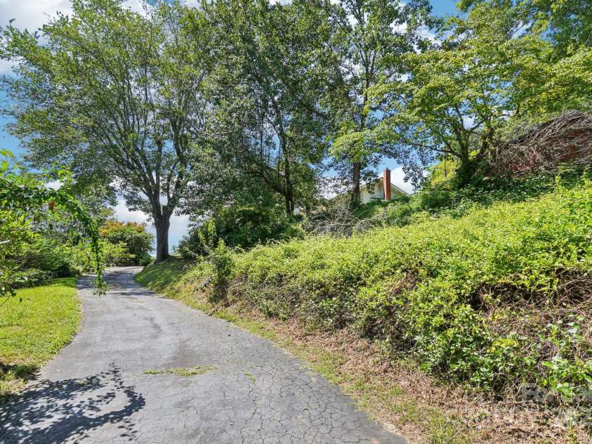 203 Beaverdam Road, Candler, NC 28715.  MLS# CAR4282589, YatesRealty ID 27973. Driveway