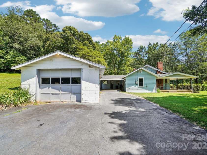 203 Beaverdam Road, Candler, NC 28715.  MLS# CAR4282589, YatesRealty ID 27973. Garage