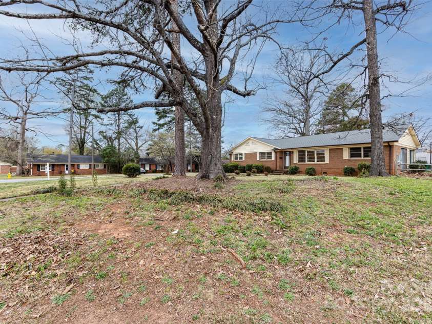 4601 Mendham Drive, Charlotte, NC 28215.  MLS# CAR4274577, YatesRealty ID 27974. 