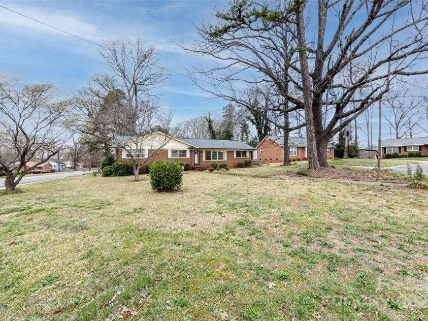 4601 Mendham Drive, Charlotte, NC 28215.  MLS# CAR4274577, YatesRealty ID 27974. 