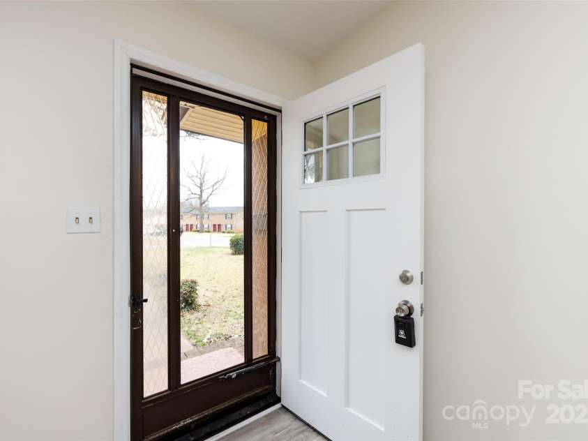 4601 Mendham Drive, Charlotte, NC 28215.  MLS# CAR4274577, YatesRealty ID 27974. 