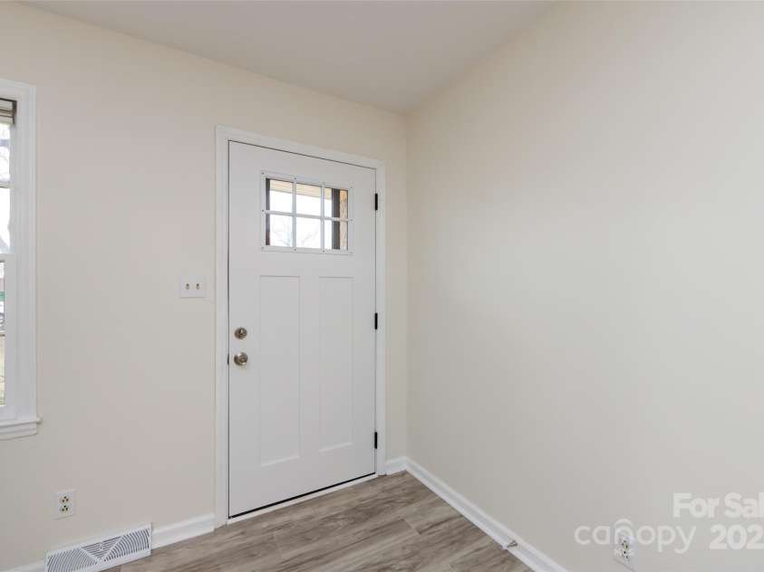 4601 Mendham Drive, Charlotte, NC 28215.  MLS# CAR4274577, YatesRealty ID 27974. 