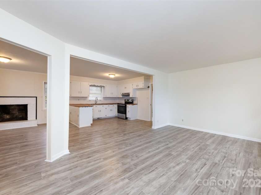 4601 Mendham Drive, Charlotte, NC 28215.  MLS# CAR4274577, YatesRealty ID 27974. 