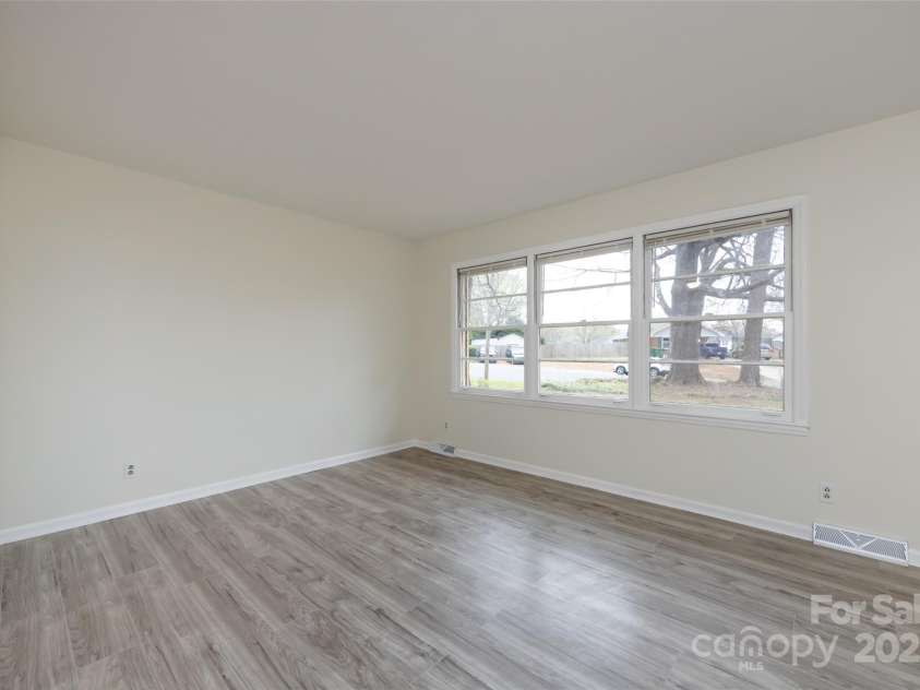 4601 Mendham Drive, Charlotte, NC 28215.  MLS# CAR4274577, YatesRealty ID 27974. 